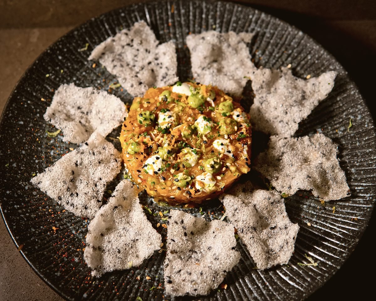 Salmon tartare surrounded by rice crisps, seen from above